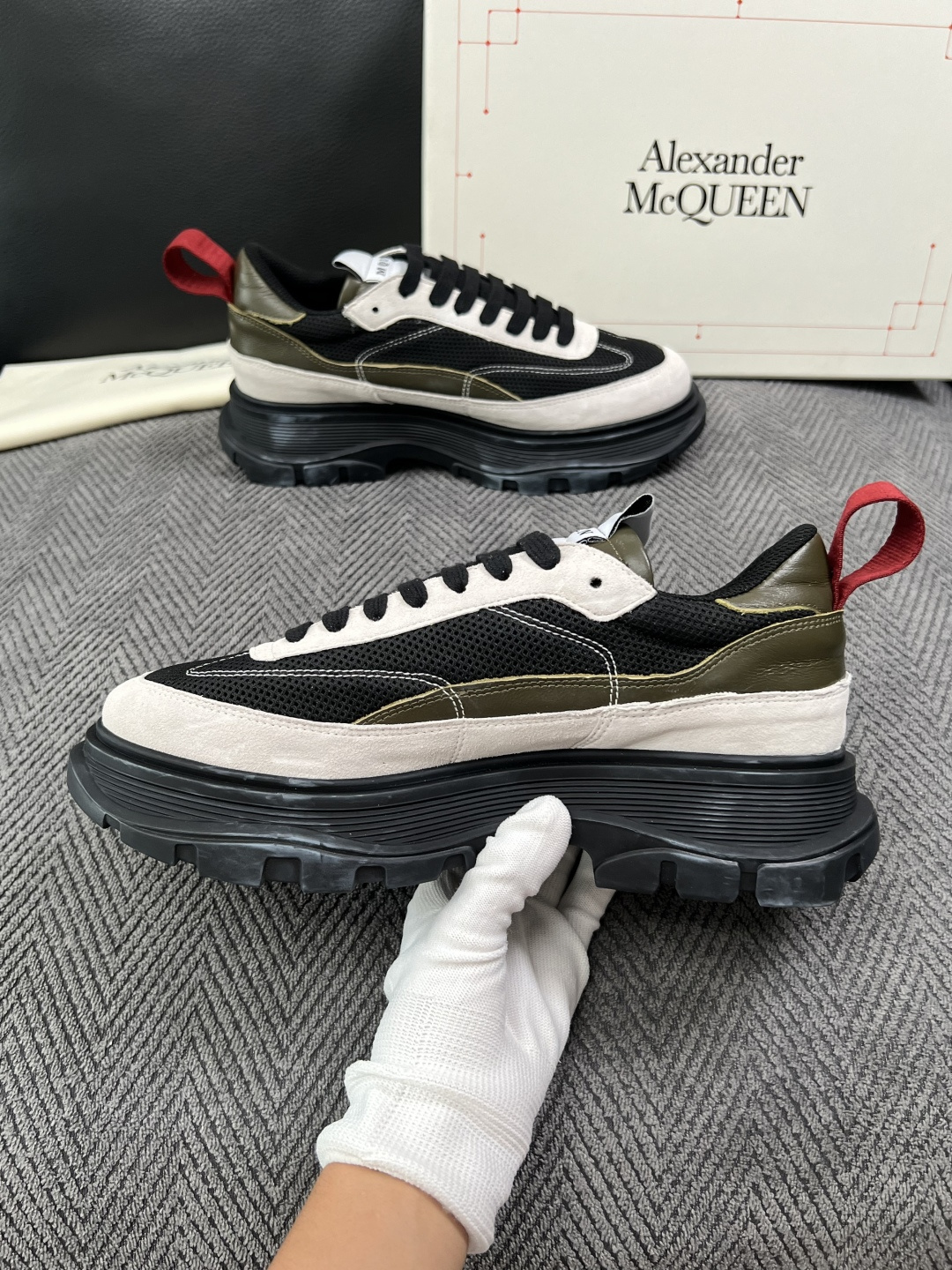 Alexander McQueen  高品质  顶级工艺品  麦昆  专柜同步 原厂配置，意大利进口原版牛皮面料，高品质