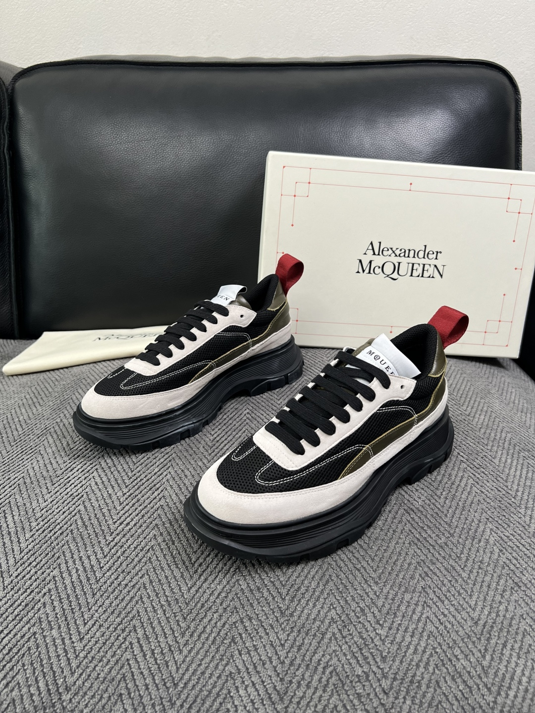 Alexander McQueen  高品质  顶级工艺品  麦昆  专柜同步 原厂配置，意大利进口原版牛皮面料，高品质