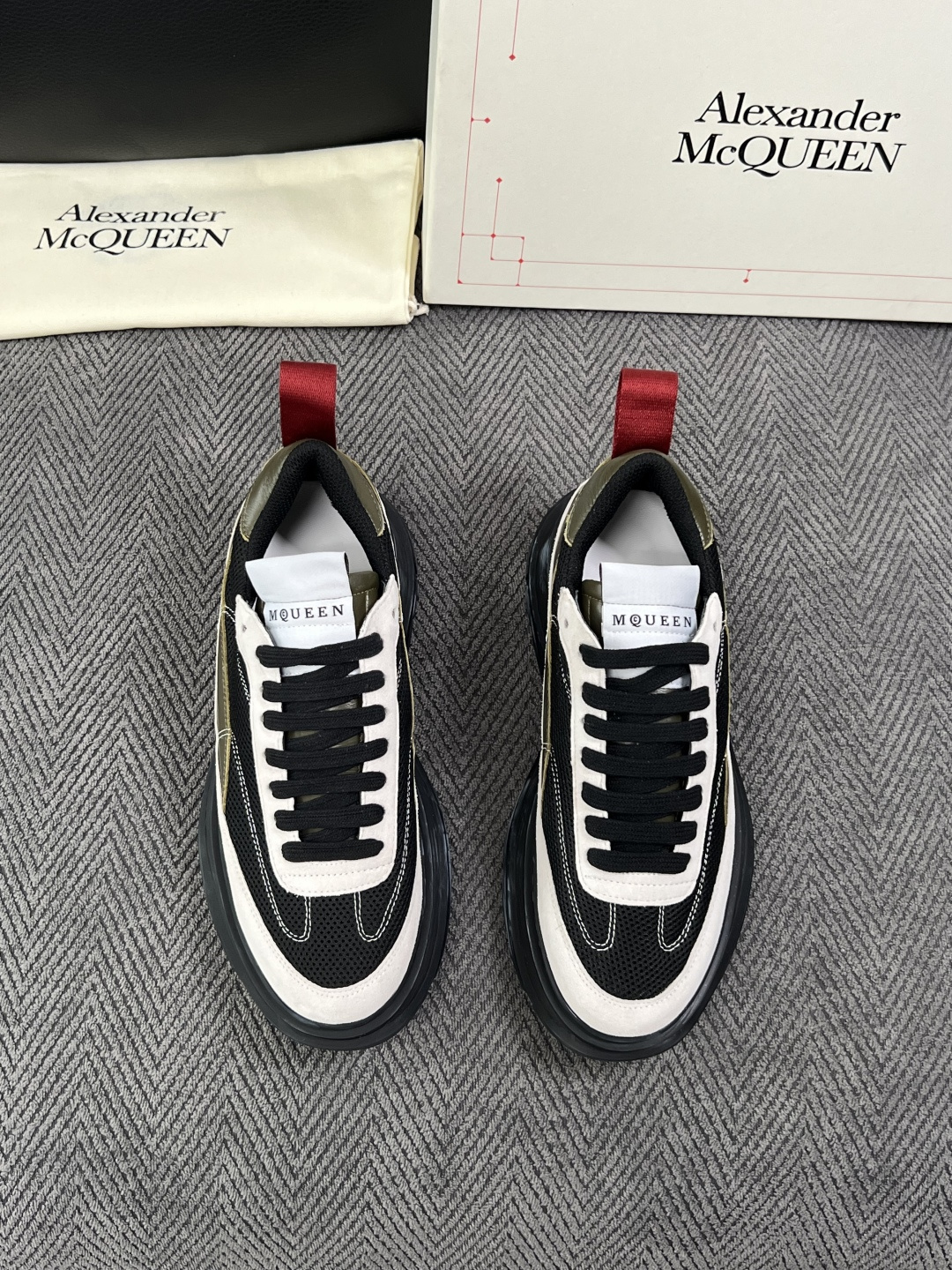 Alexander McQueen  高品质  顶级工艺品  麦昆  专柜同步 原厂配置，意大利进口原版牛皮面料，高品质