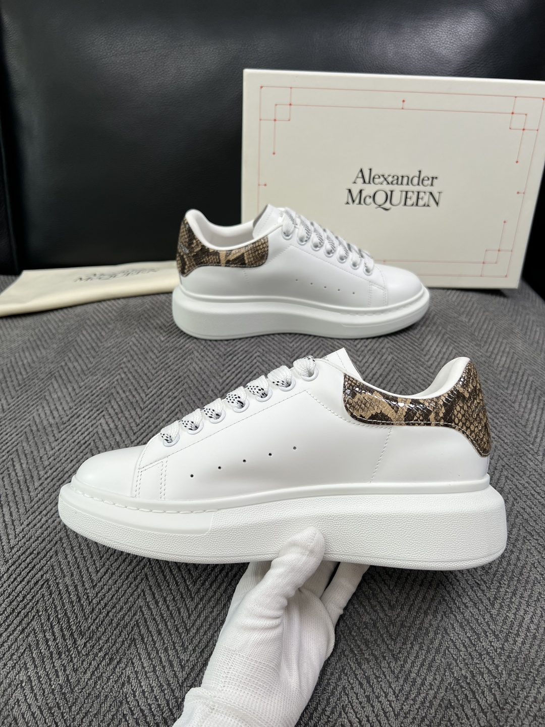 Alexander McQueen  高品质  顶级工艺品  麦昆  专柜同步 原厂配置，意大利进口原版牛皮面料，高品质