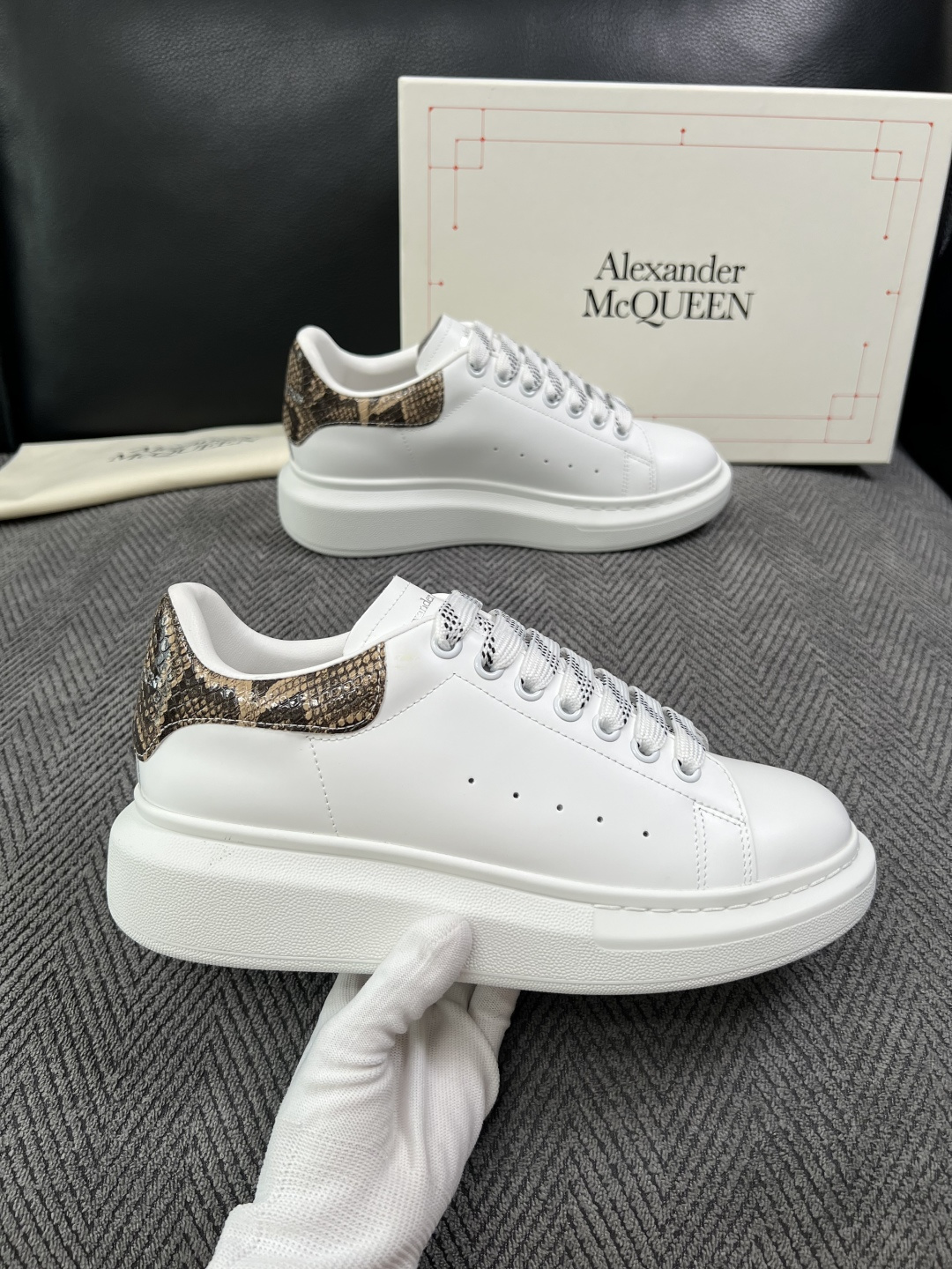 Alexander McQueen  高品质  顶级工艺品  麦昆  专柜同步 原厂配置，意大利进口原版牛皮面料，高品质