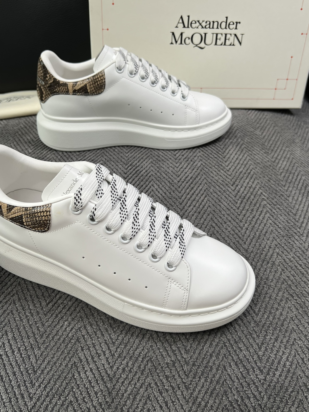 Alexander McQueen  高品质  顶级工艺品  麦昆  专柜同步 原厂配置，意大利进口原版牛皮面料，高品质
