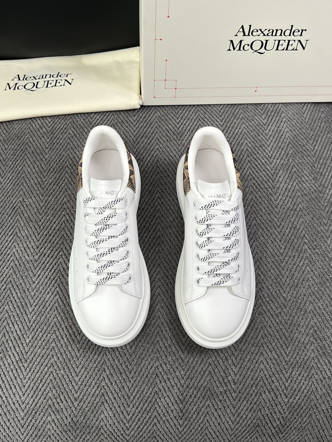 Alexander McQueen  高品质  顶级工艺品  麦昆  专柜同步 原厂配置，意大利进口原版牛皮面料，高品质