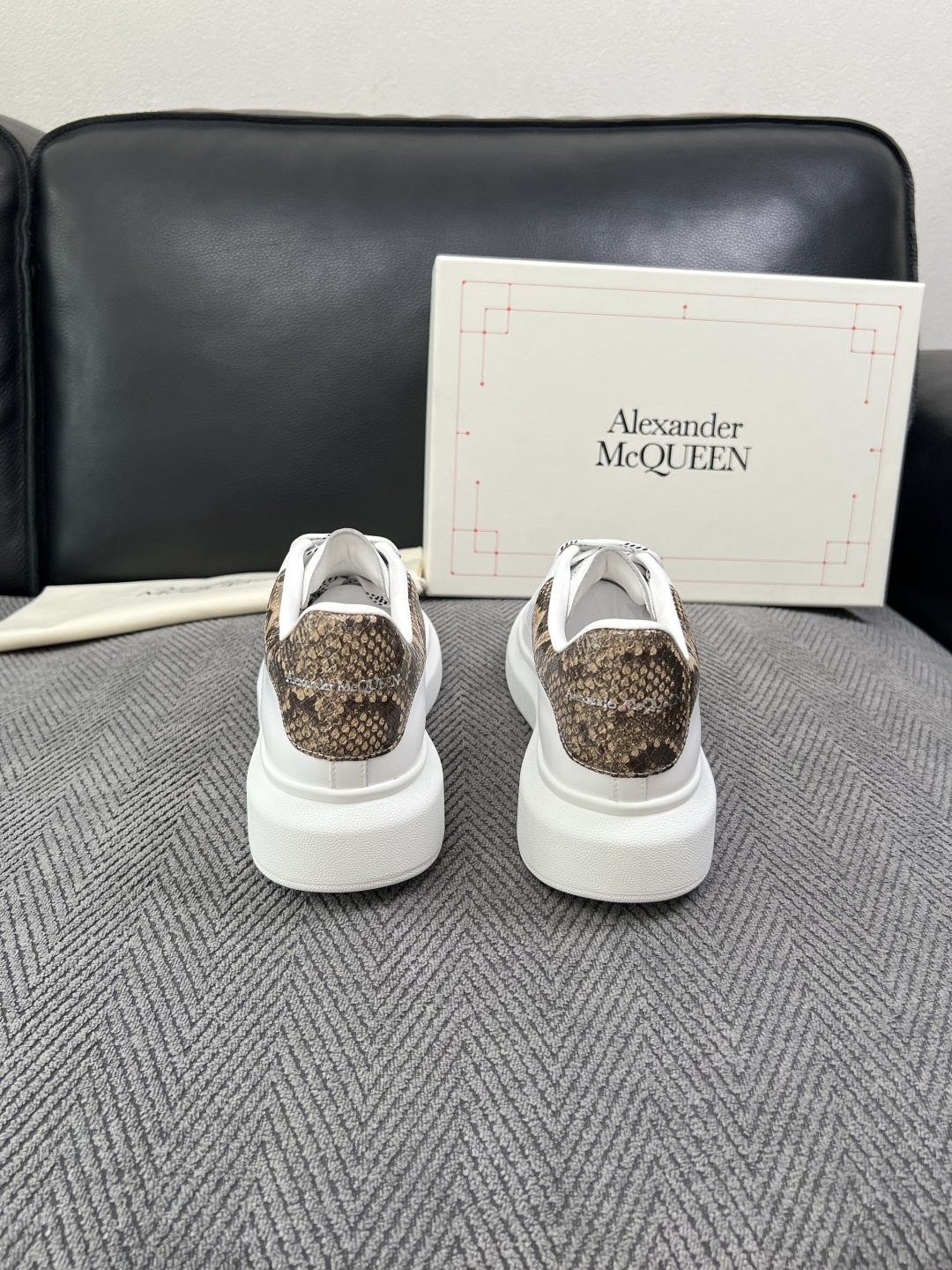 Alexander McQueen  高品质  顶级工艺品  麦昆  专柜同步 原厂配置，意大利进口原版牛皮面料，高品质