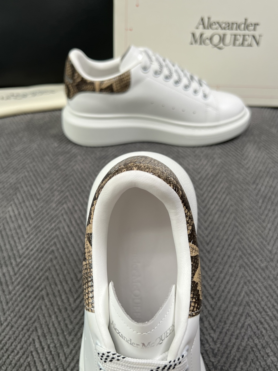 Alexander McQueen  高品质  顶级工艺品  麦昆  专柜同步 原厂配置，意大利进口原版牛皮面料，高品质