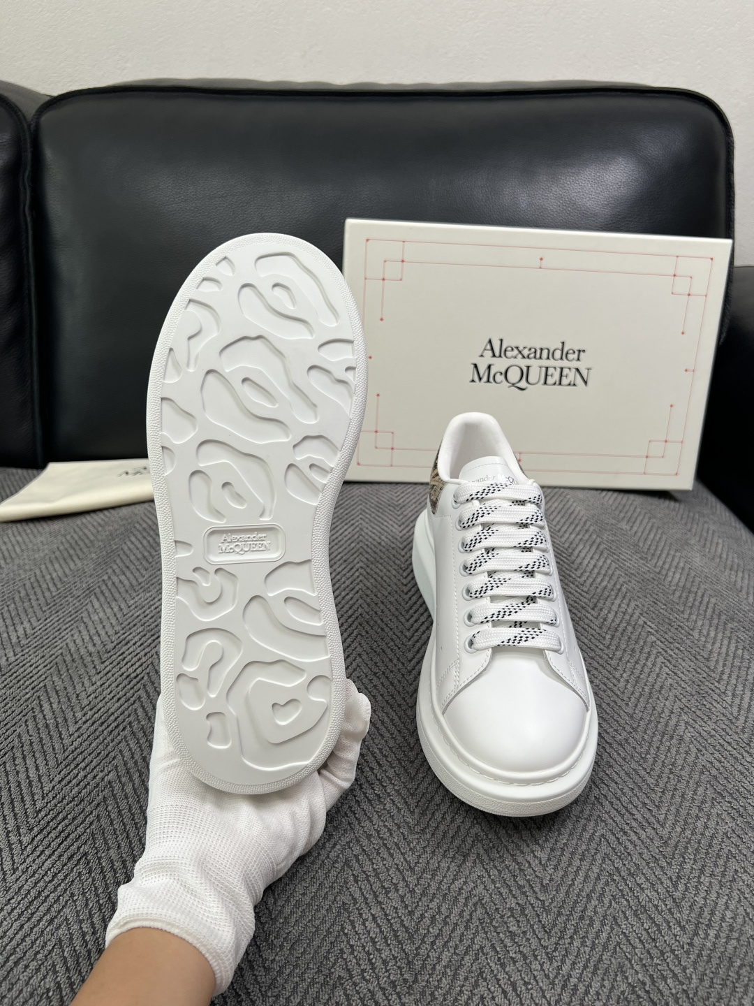 Alexander McQueen  高品质  顶级工艺品  麦昆  专柜同步 原厂配置，意大利进口原版牛皮面料，高品质