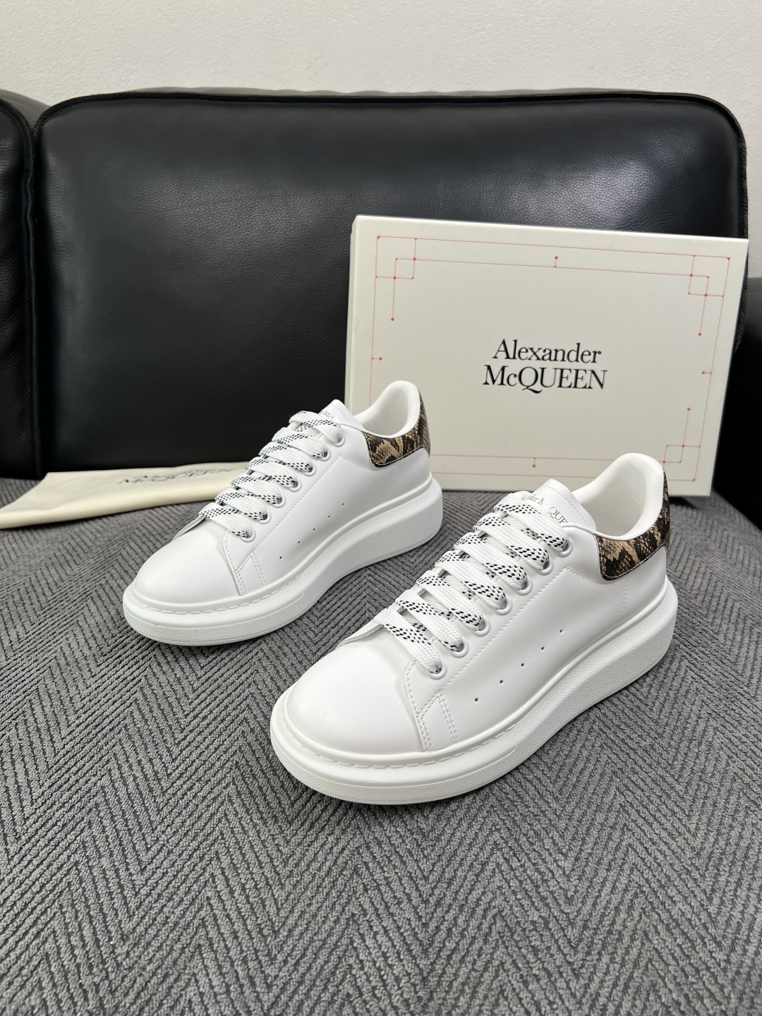 Alexander McQueen  高品质  顶级工艺品  麦昆  专柜同步 原厂配置，意大利进口原版牛皮面料，高品质