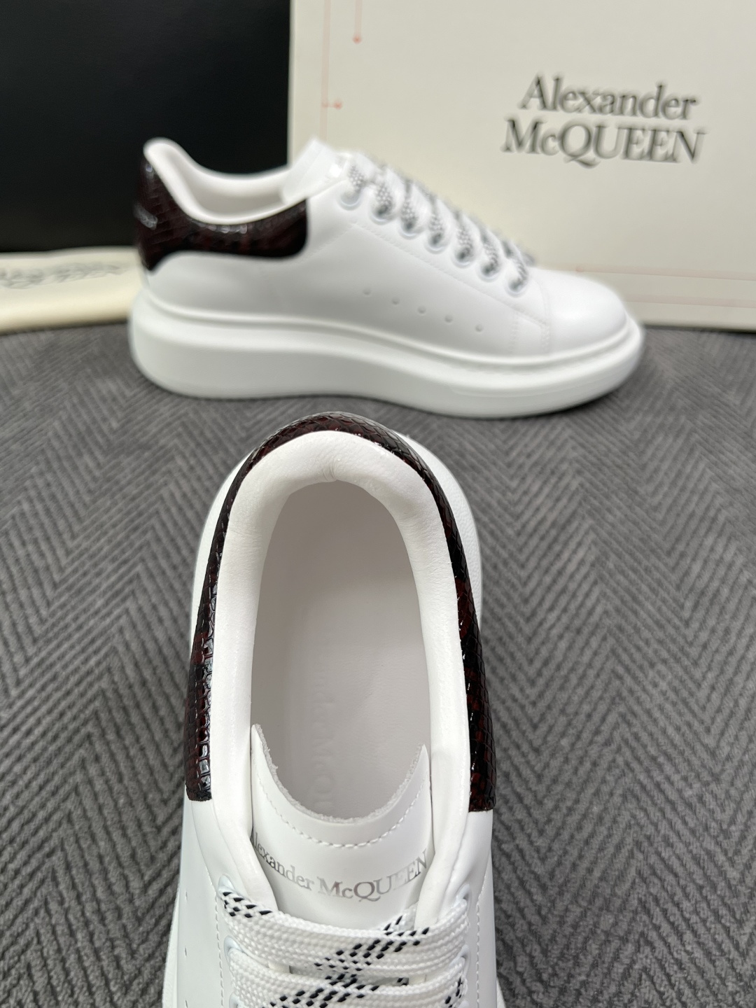 Alexander McQueen  高品质  顶级工艺品  麦昆  专柜同步 原厂配置，意大利进口原版牛皮面料，高品质