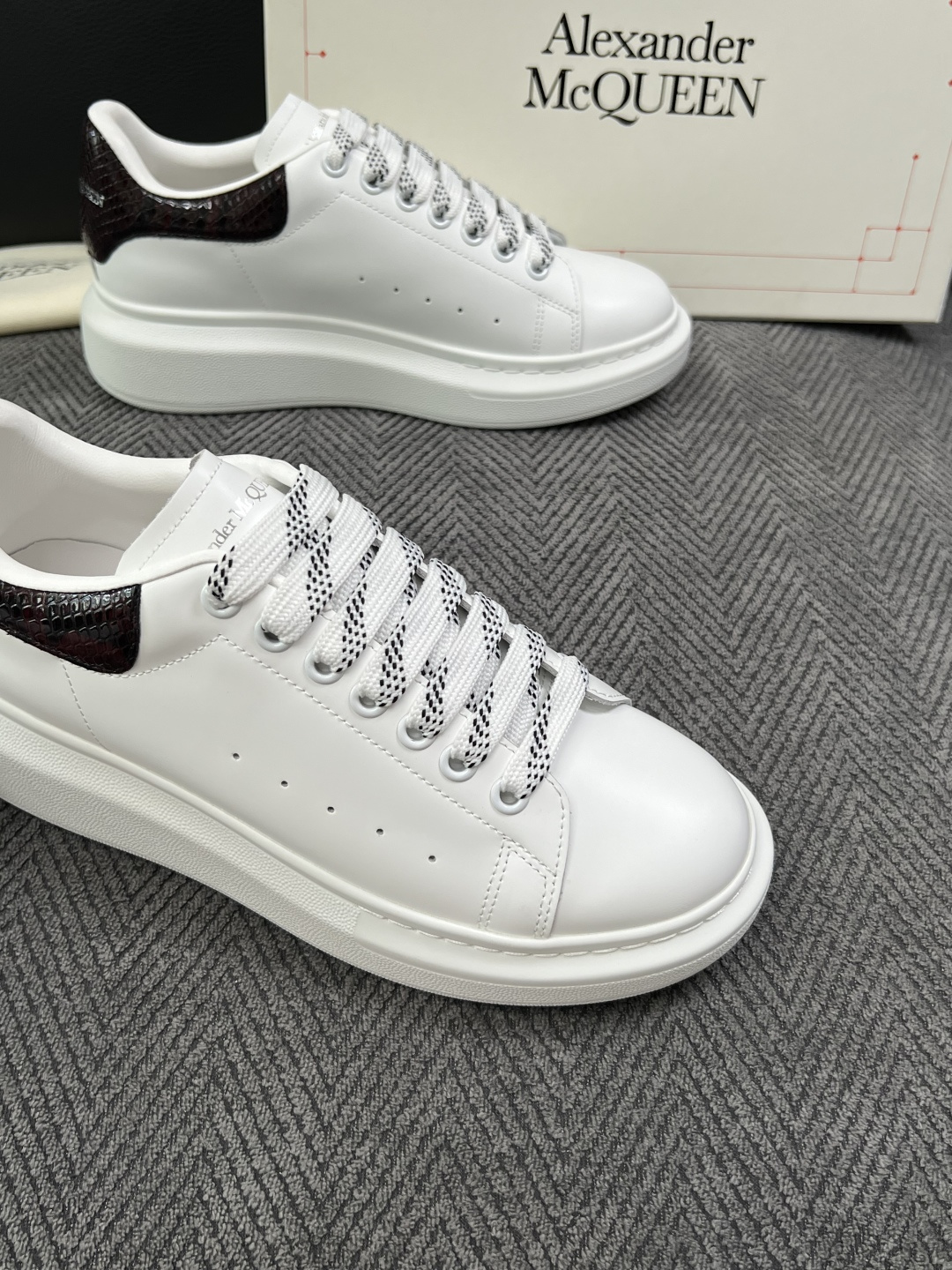 Alexander McQueen  高品质  顶级工艺品  麦昆  专柜同步 原厂配置，意大利进口原版牛皮面料，高品质
