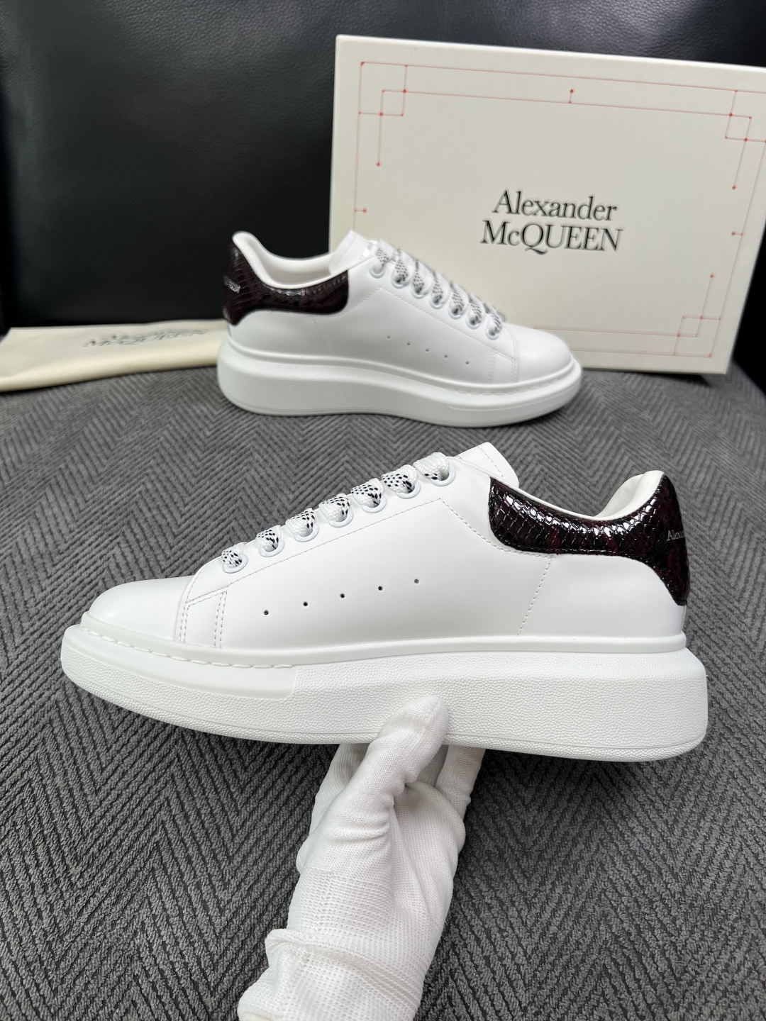 Alexander McQueen  高品质  顶级工艺品  麦昆  专柜同步 原厂配置，意大利进口原版牛皮面料，高品质