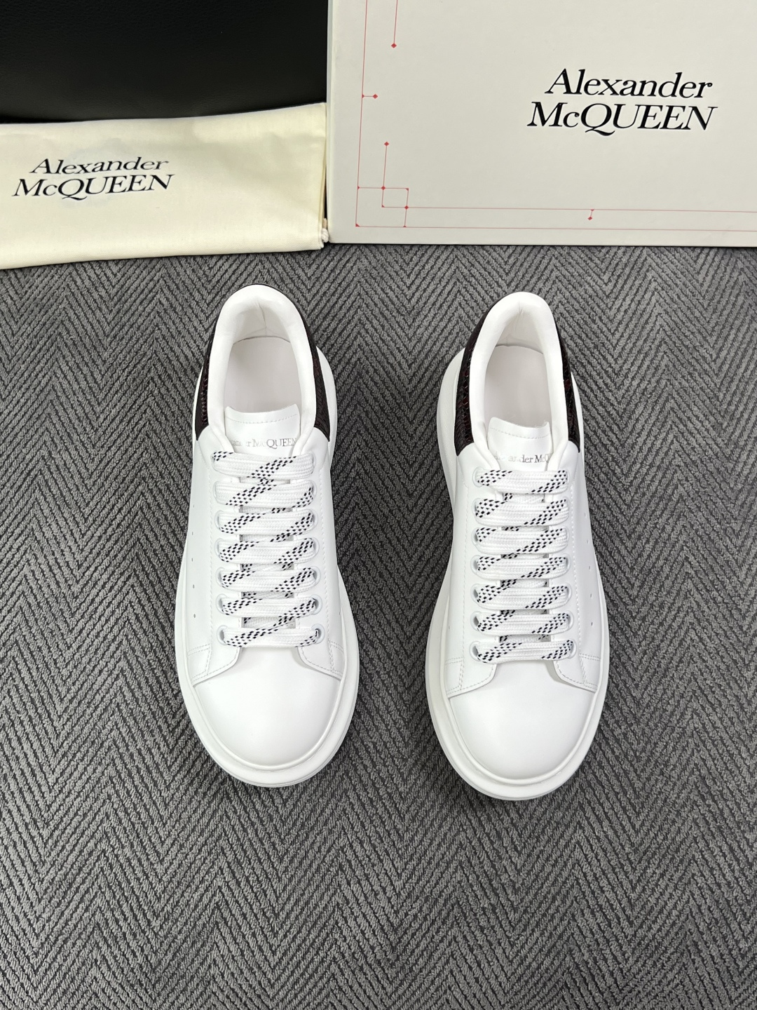 Alexander McQueen  高品质  顶级工艺品  麦昆  专柜同步 原厂配置，意大利进口原版牛皮面料，高品质