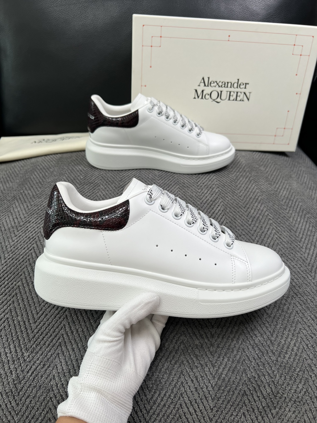 Alexander McQueen  高品质  顶级工艺品  麦昆  专柜同步 原厂配置，意大利进口原版牛皮面料，高品质