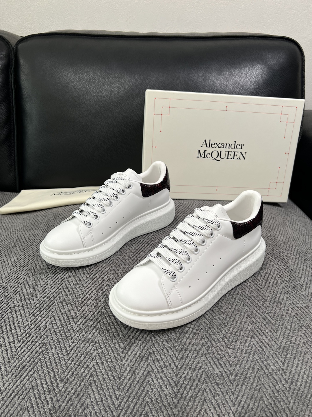 Alexander McQueen  高品质  顶级工艺品  麦昆  专柜同步 原厂配置，意大利进口原版牛皮面料，高品质