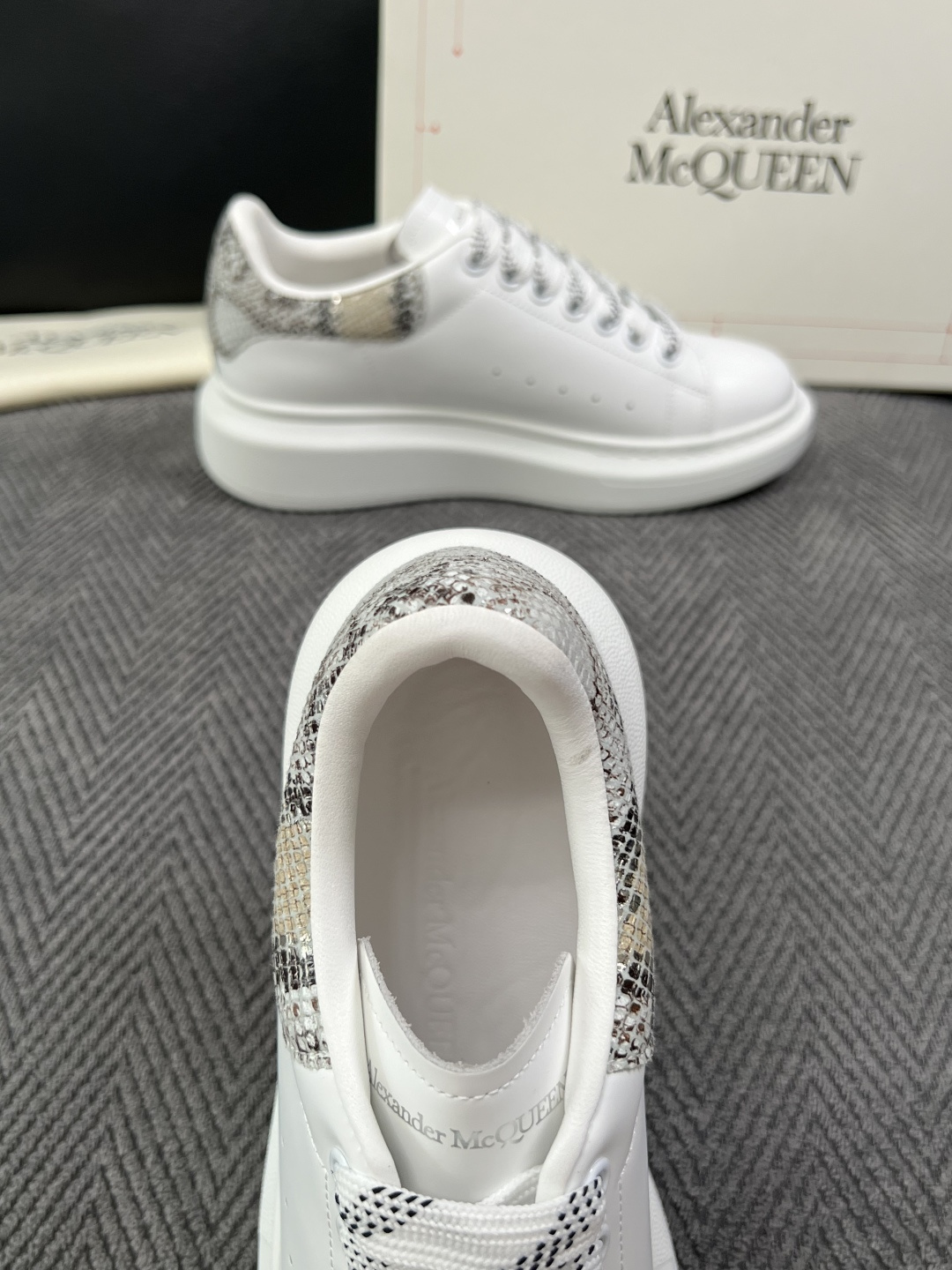 Alexander McQueen  高品质  顶级工艺品  麦昆  专柜同步 原厂配置，意大利进口原版牛皮面料，高品质