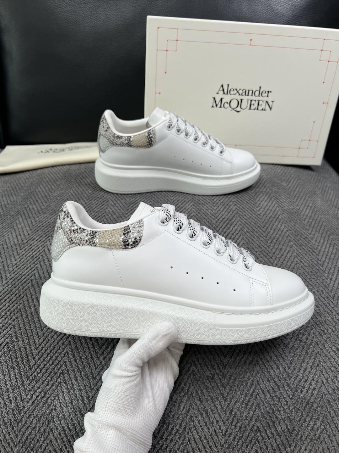 Alexander McQueen  高品质  顶级工艺品  麦昆  专柜同步 原厂配置，意大利进口原版牛皮面料，高品质