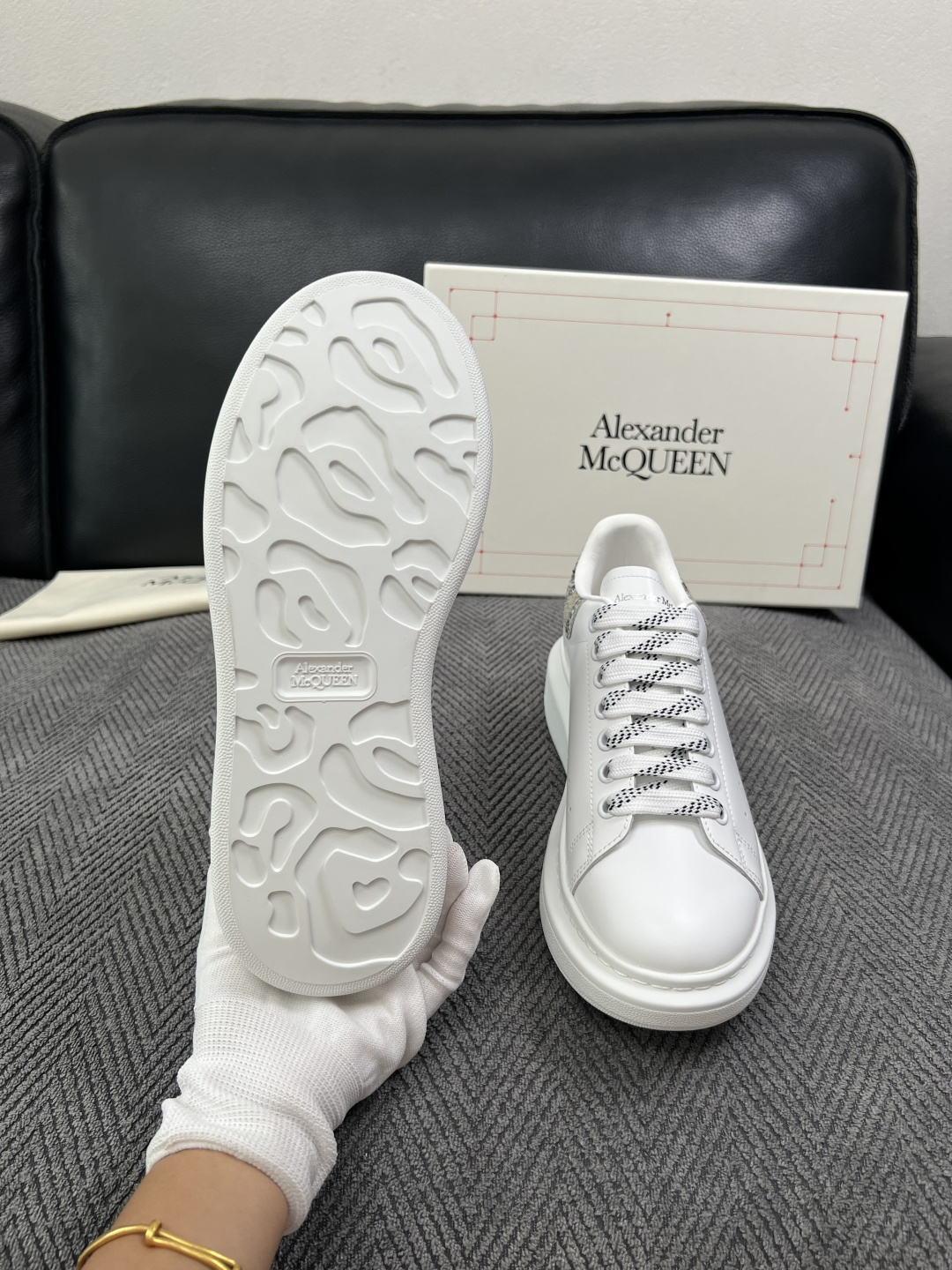 Alexander McQueen  高品质  顶级工艺品  麦昆  专柜同步 原厂配置，意大利进口原版牛皮面料，高品质