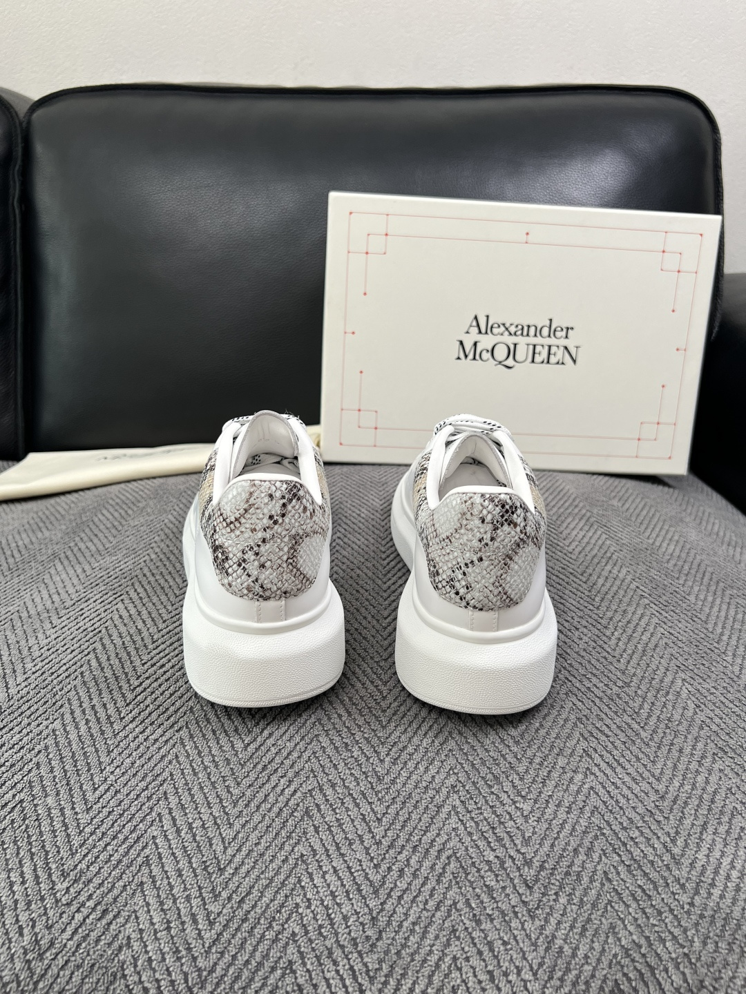 Alexander McQueen  高品质  顶级工艺品  麦昆  专柜同步 原厂配置，意大利进口原版牛皮面料，高品质