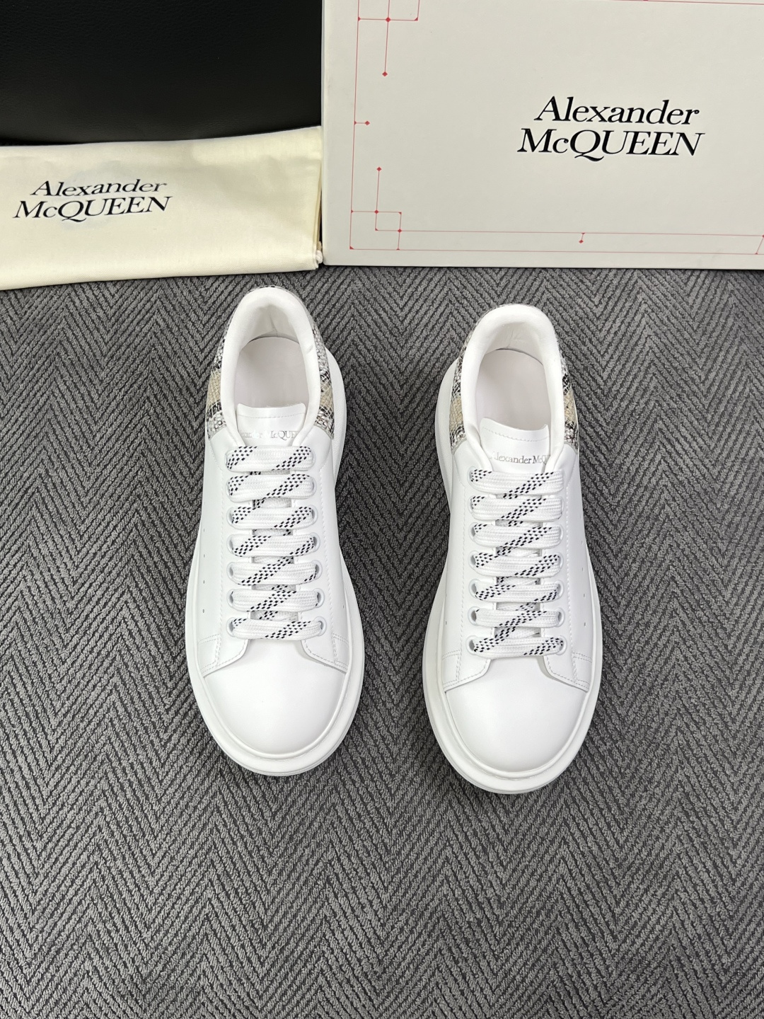 Alexander McQueen  高品质  顶级工艺品  麦昆  专柜同步 原厂配置，意大利进口原版牛皮面料，高品质