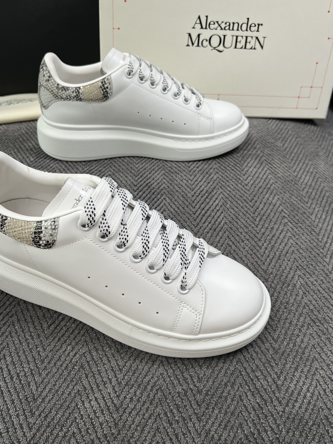 Alexander McQueen  高品质  顶级工艺品  麦昆  专柜同步 原厂配置，意大利进口原版牛皮面料，高品质