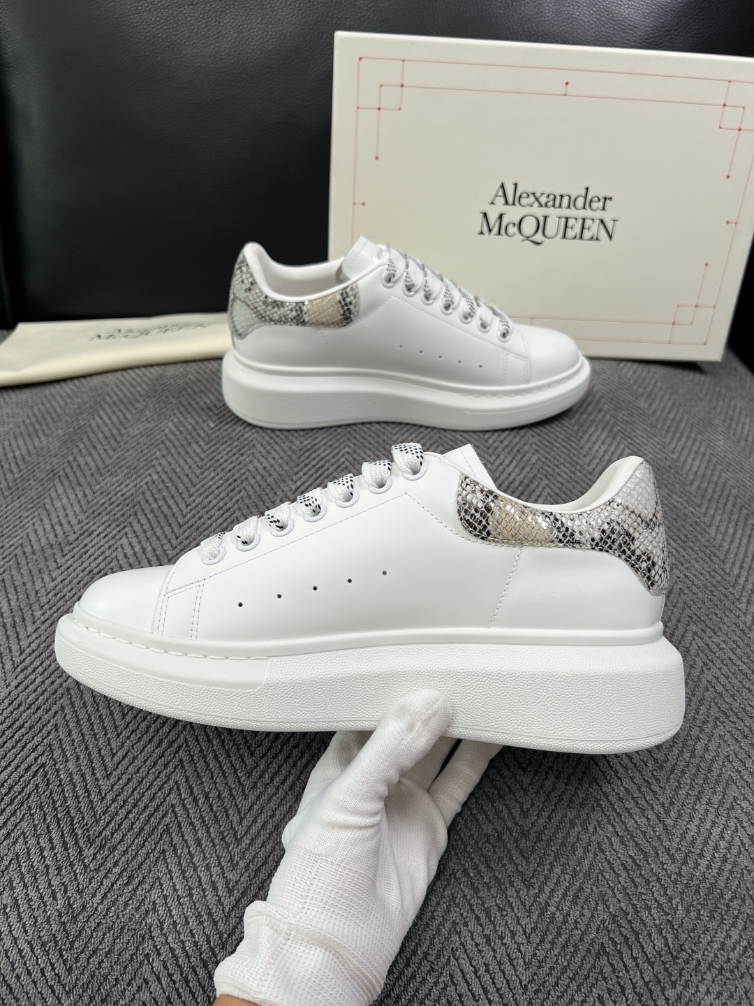 Alexander McQueen  高品质  顶级工艺品  麦昆  专柜同步 原厂配置，意大利进口原版牛皮面料，高品质