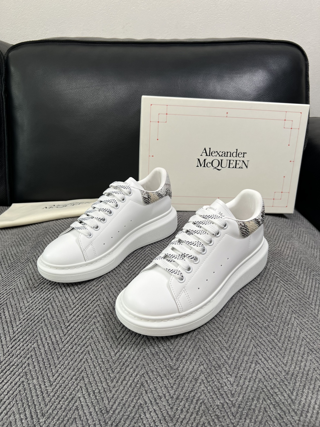 Alexander McQueen  高品质  顶级工艺品  麦昆  专柜同步 原厂配置，意大利进口原版牛皮面料，高品质
