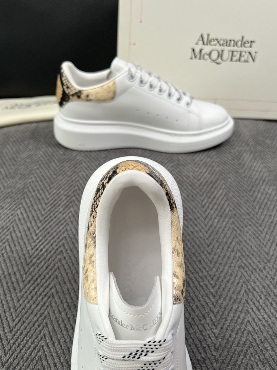 Alexander McQueen  高品质  顶级工艺品  麦昆  专柜同步 原厂配置，意大利进口原版牛皮面料，高品质