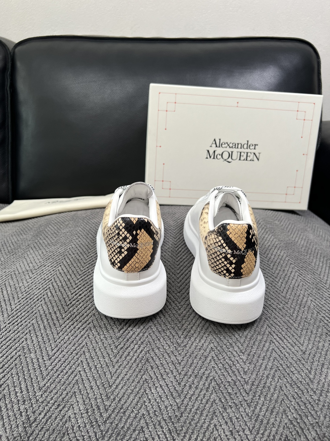Alexander McQueen  高品质  顶级工艺品  麦昆  专柜同步 原厂配置，意大利进口原版牛皮面料，高品质