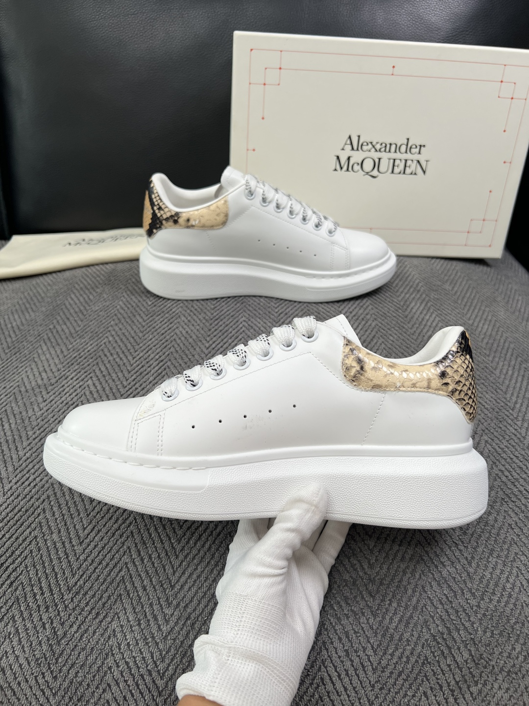 Alexander McQueen  高品质  顶级工艺品  麦昆  专柜同步 原厂配置，意大利进口原版牛皮面料，高品质