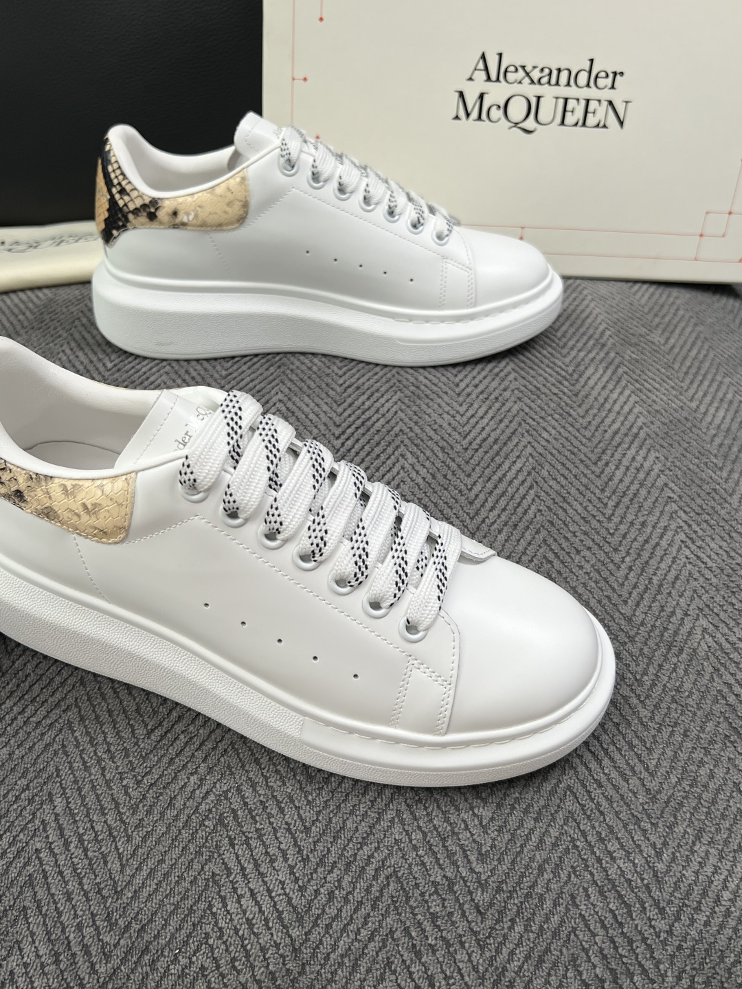 Alexander McQueen  高品质  顶级工艺品  麦昆  专柜同步 原厂配置，意大利进口原版牛皮面料，高品质