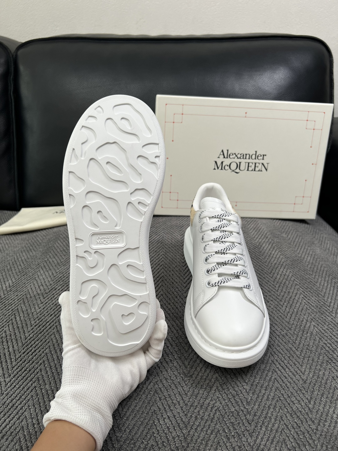 Alexander McQueen  高品质  顶级工艺品  麦昆  专柜同步 原厂配置，意大利进口原版牛皮面料，高品质