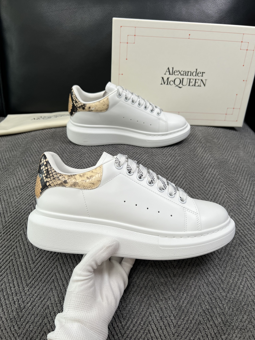 Alexander McQueen  高品质  顶级工艺品  麦昆  专柜同步 原厂配置，意大利进口原版牛皮面料，高品质