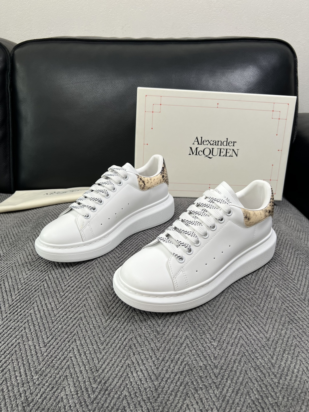 Alexander McQueen  高品质  顶级工艺品  麦昆  专柜同步 原厂配置，意大利进口原版牛皮面料，高品质