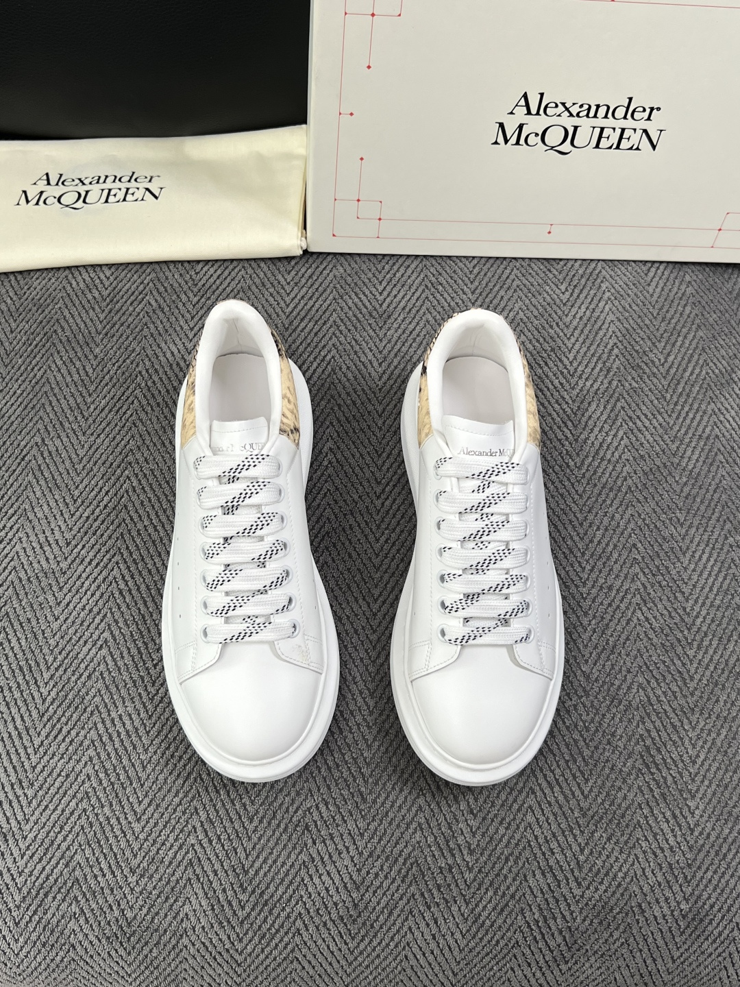 Alexander McQueen  高品质  顶级工艺品  麦昆  专柜同步 原厂配置，意大利进口原版牛皮面料，高品质
