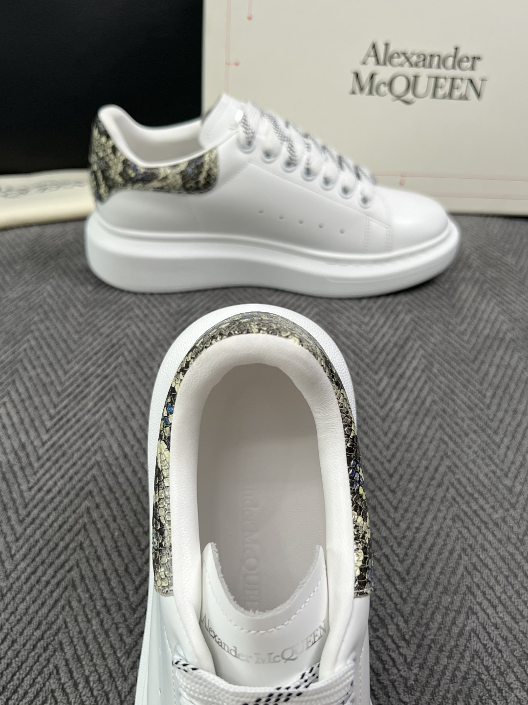 Alexander McQueen  高品质  顶级工艺品  麦昆  专柜同步 原厂配置，意大利进口原版牛皮面料，高品质
