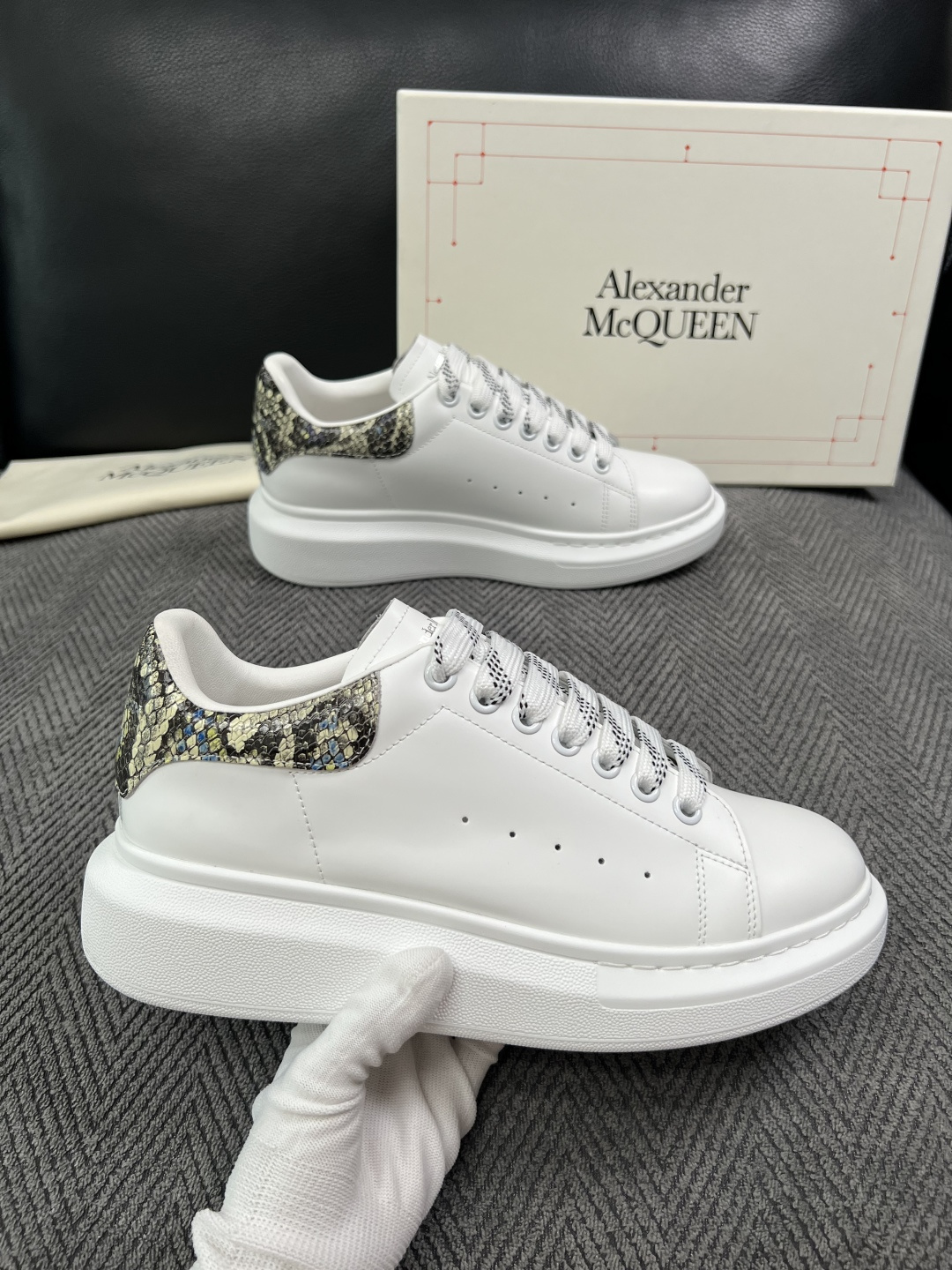 Alexander McQueen  高品质  顶级工艺品  麦昆  专柜同步 原厂配置，意大利进口原版牛皮面料，高品质
