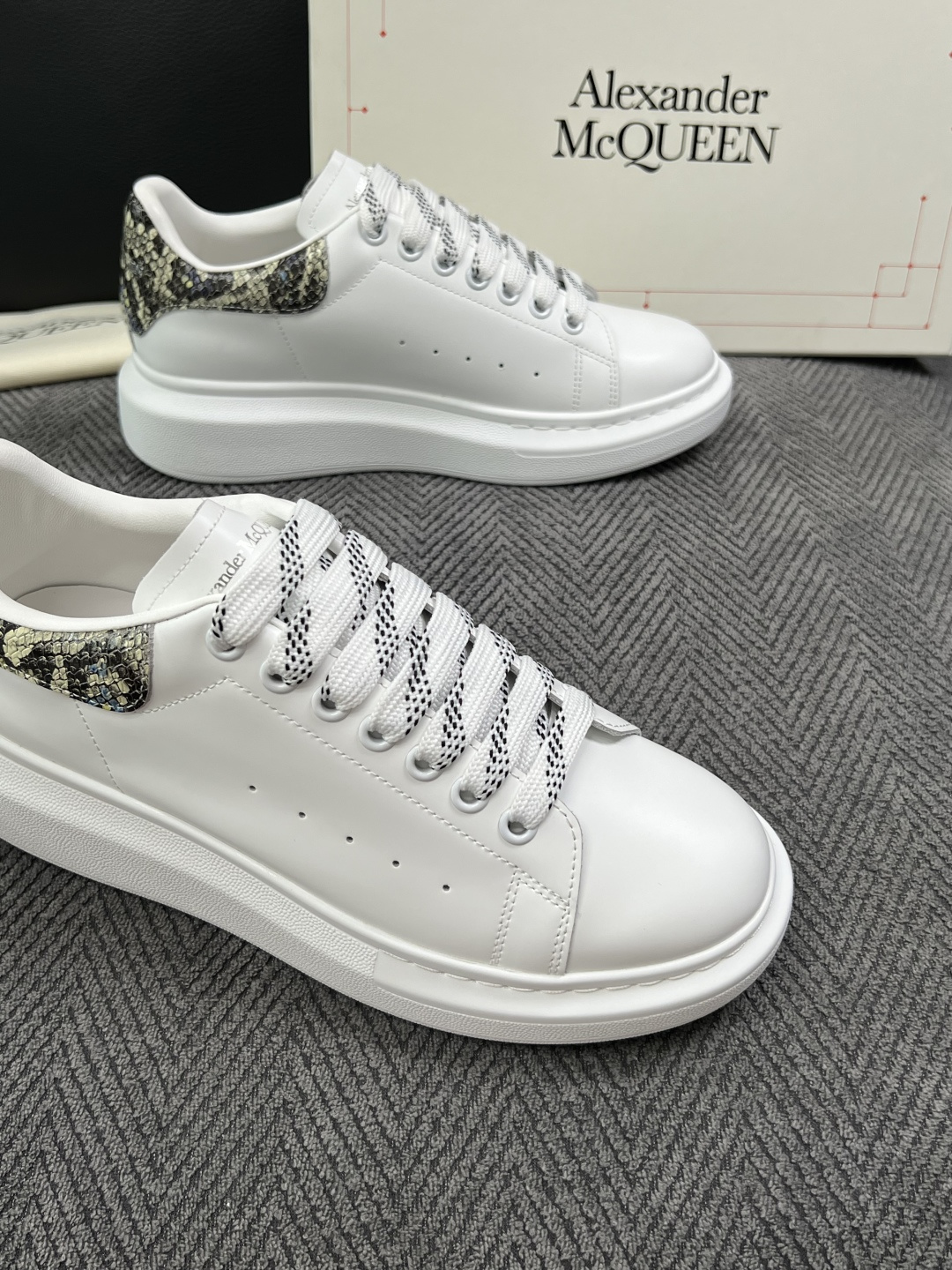 Alexander McQueen  高品质  顶级工艺品  麦昆  专柜同步 原厂配置，意大利进口原版牛皮面料，高品质