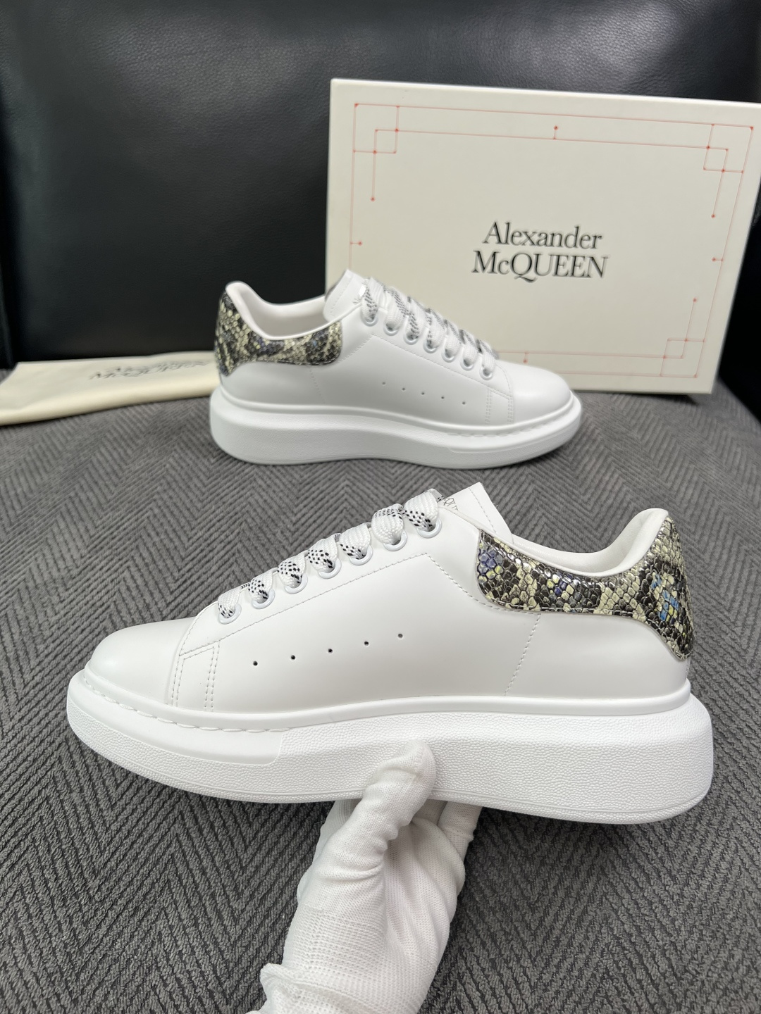 Alexander McQueen  高品质  顶级工艺品  麦昆  专柜同步 原厂配置，意大利进口原版牛皮面料，高品质