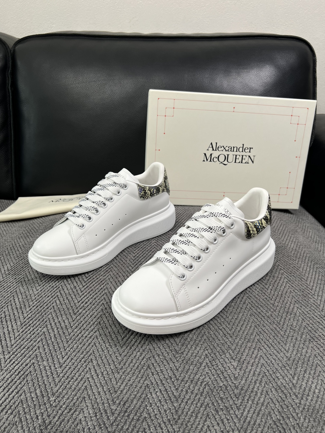 Alexander McQueen  高品质  顶级工艺品  麦昆  专柜同步 原厂配置，意大利进口原版牛皮面料，高品质