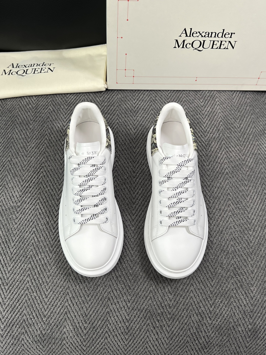 Alexander McQueen  高品质  顶级工艺品  麦昆  专柜同步 原厂配置，意大利进口原版牛皮面料，高品质