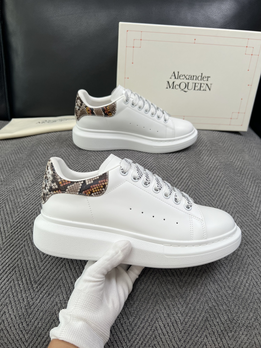 Alexander McQueen  高品质  顶级工艺品  麦昆  专柜同步 原厂配置，意大利进口原版牛皮面料，高品质