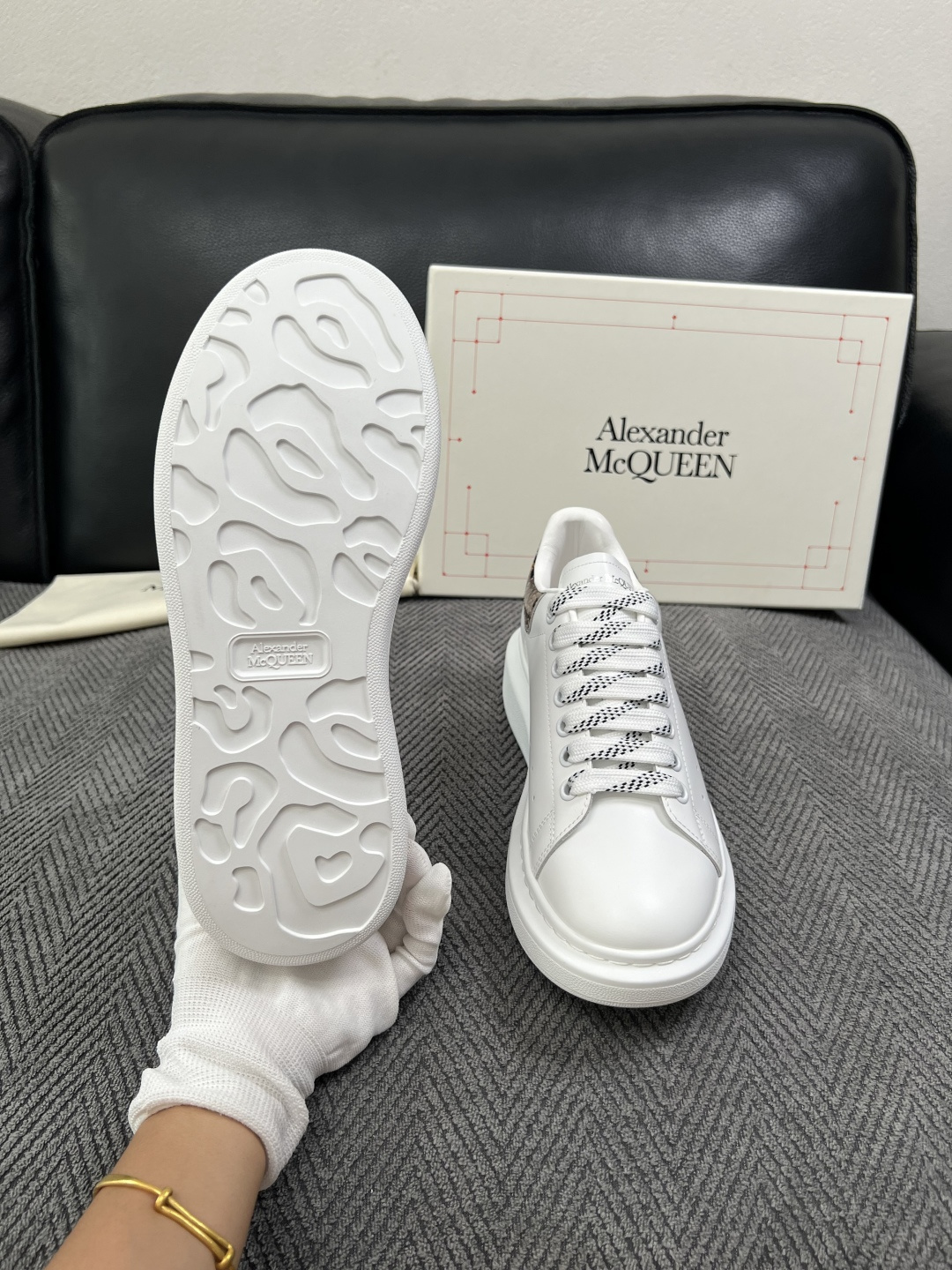 Alexander McQueen  高品质  顶级工艺品  麦昆  专柜同步 原厂配置，意大利进口原版牛皮面料，高品质