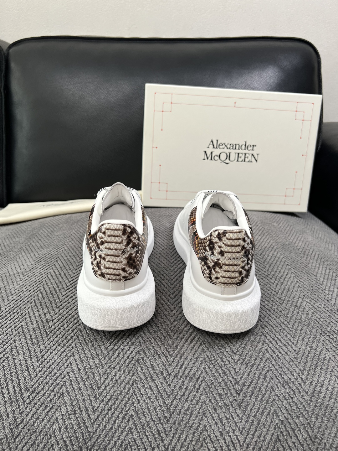 Alexander McQueen  高品质  顶级工艺品  麦昆  专柜同步 原厂配置，意大利进口原版牛皮面料，高品质