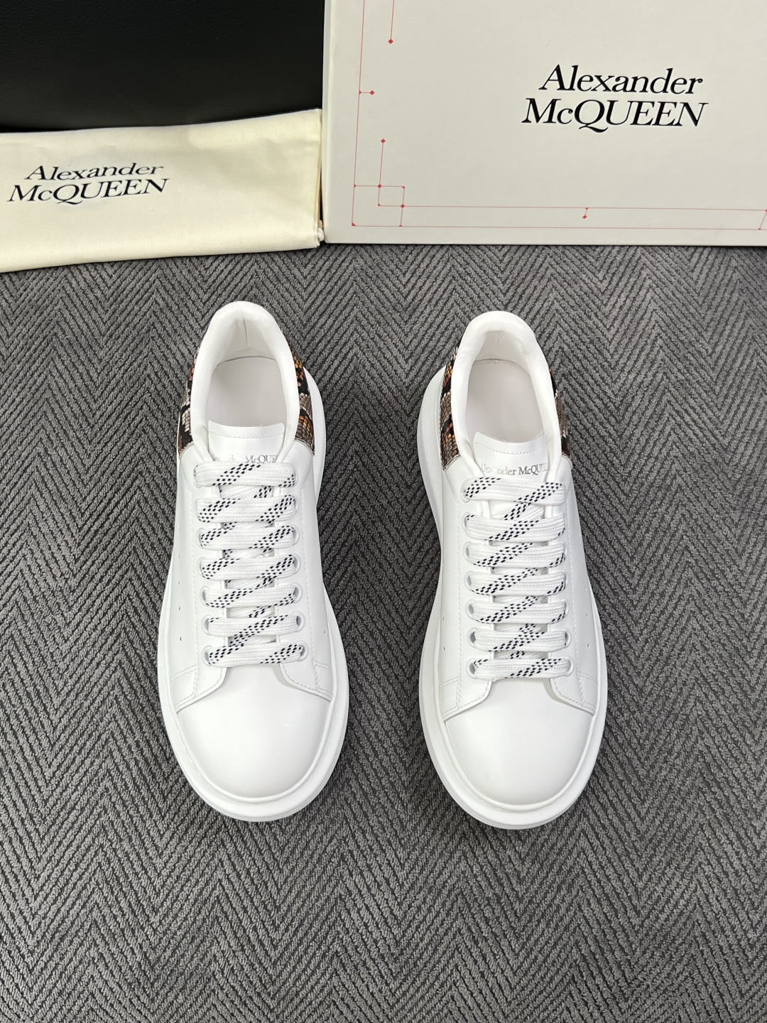 Alexander McQueen  高品质  顶级工艺品  麦昆  专柜同步 原厂配置，意大利进口原版牛皮面料，高品质
