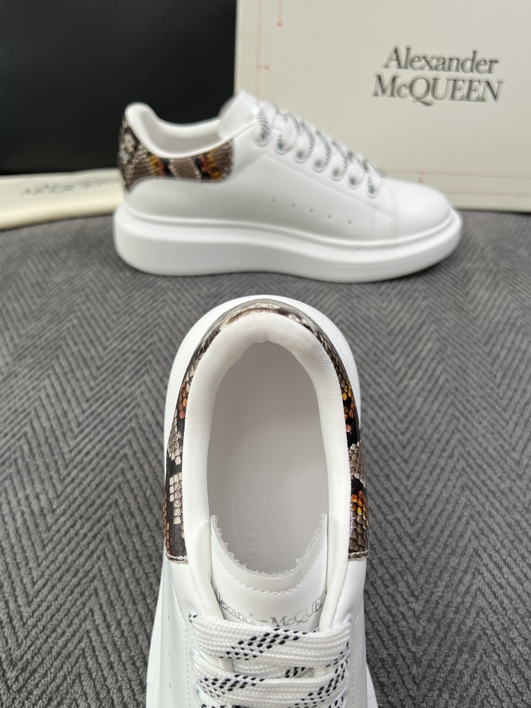 Alexander McQueen  高品质  顶级工艺品  麦昆  专柜同步 原厂配置，意大利进口原版牛皮面料，高品质