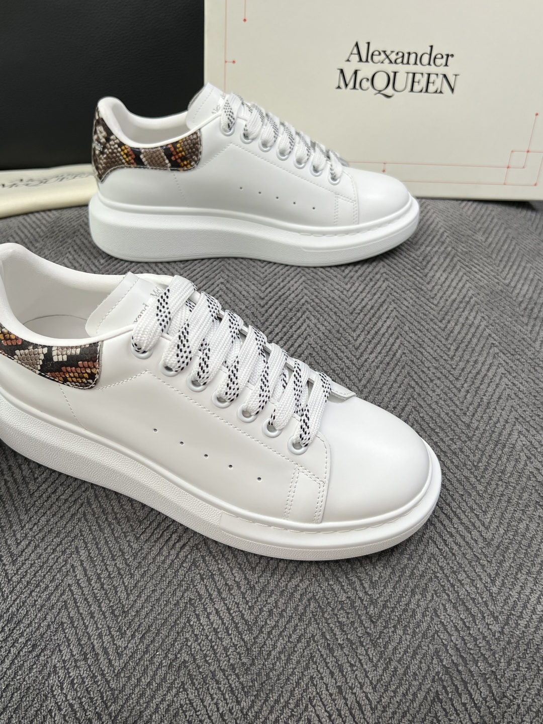 Alexander McQueen  高品质  顶级工艺品  麦昆  专柜同步 原厂配置，意大利进口原版牛皮面料，高品质