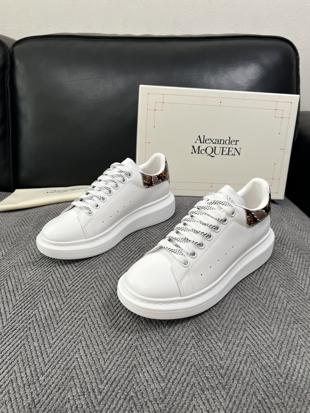 Alexander McQueen  高品质  顶级工艺品  麦昆  专柜同步 原厂配置，意大利进口原版牛皮面料，高品质