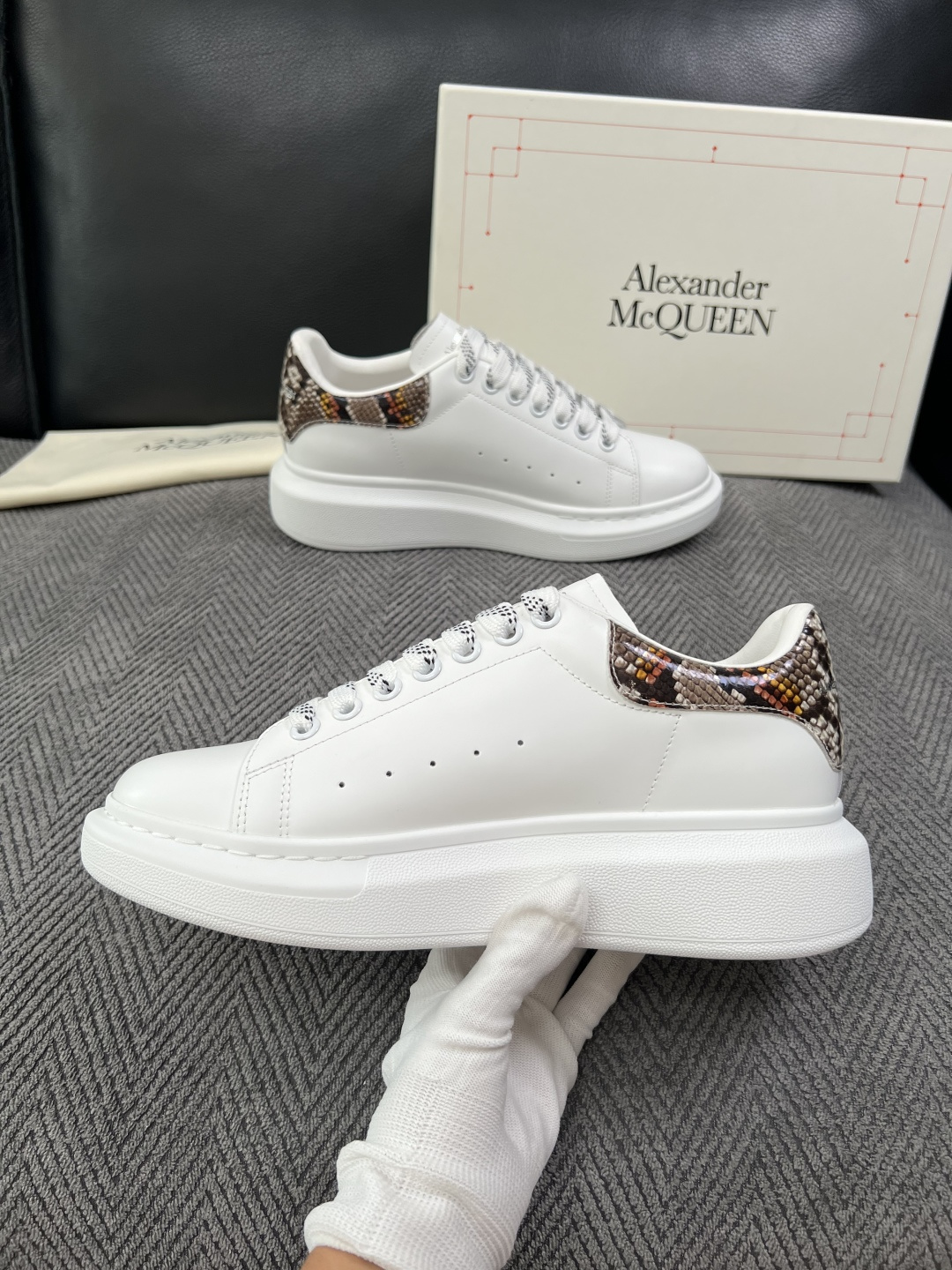 Alexander McQueen  高品质  顶级工艺品  麦昆  专柜同步 原厂配置，意大利进口原版牛皮面料，高品质