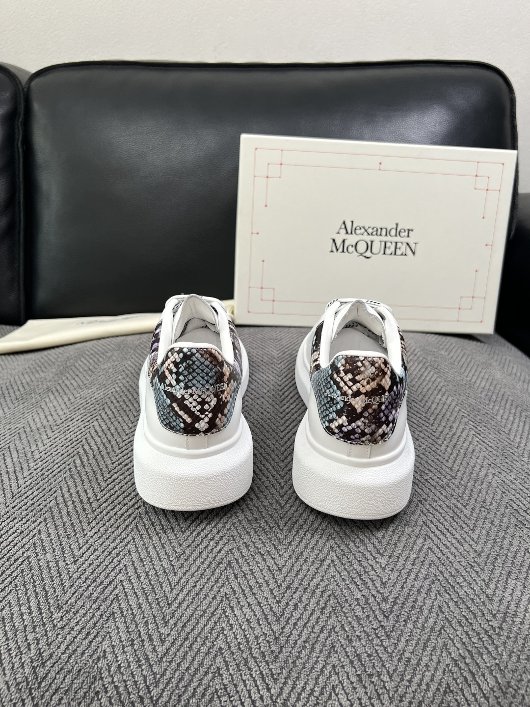 Alexander McQueen  高品质  顶级工艺品  麦昆  专柜同步 原厂配置，意大利进口原版牛皮面料，高品质