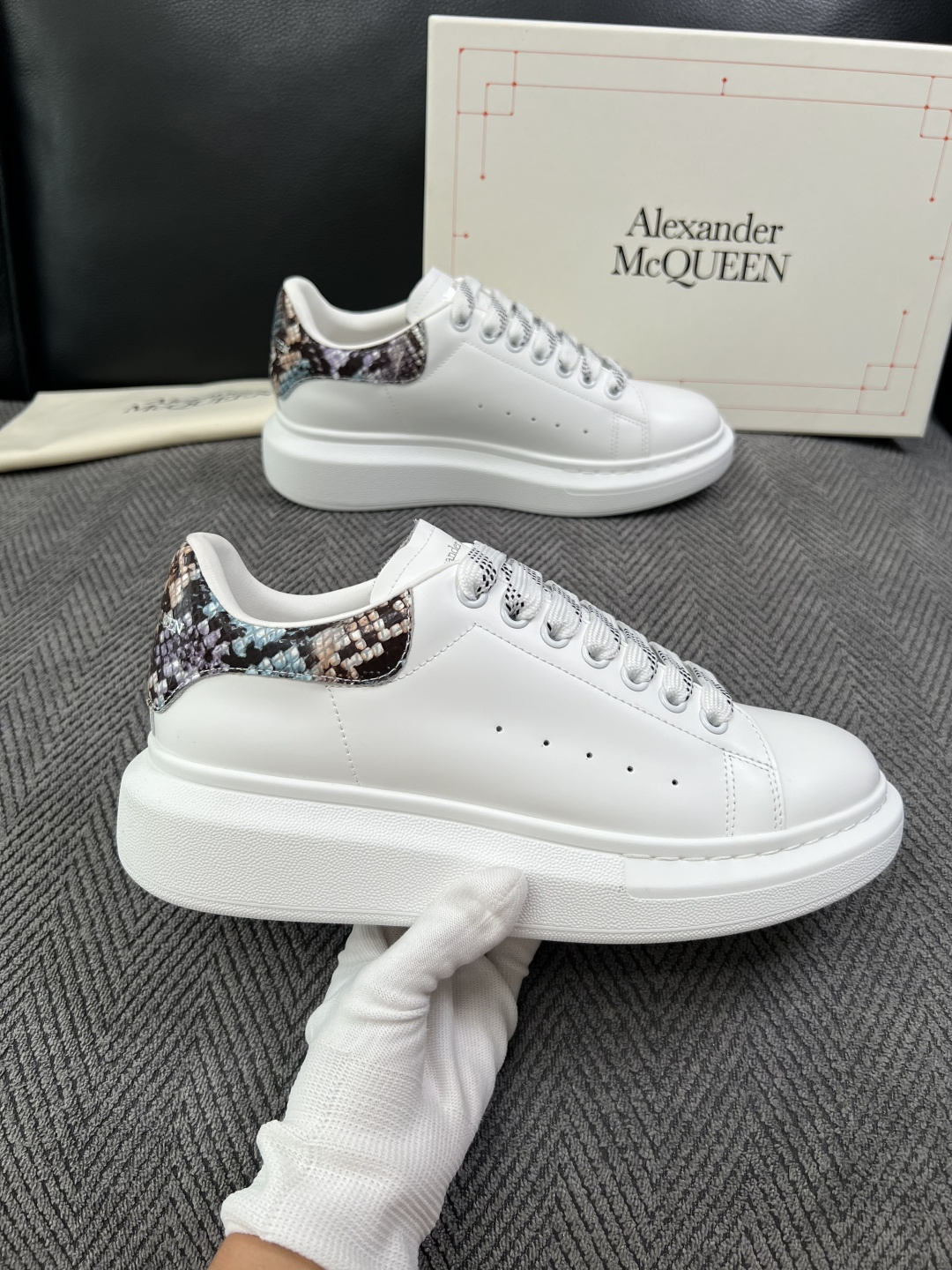 Alexander McQueen  高品质  顶级工艺品  麦昆  专柜同步 原厂配置，意大利进口原版牛皮面料，高品质