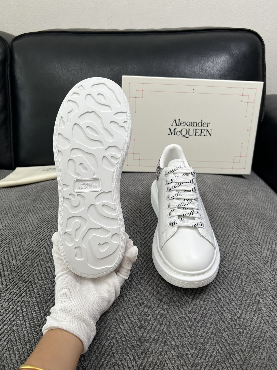 Alexander McQueen  高品质  顶级工艺品  麦昆  专柜同步 原厂配置，意大利进口原版牛皮面料，高品质
